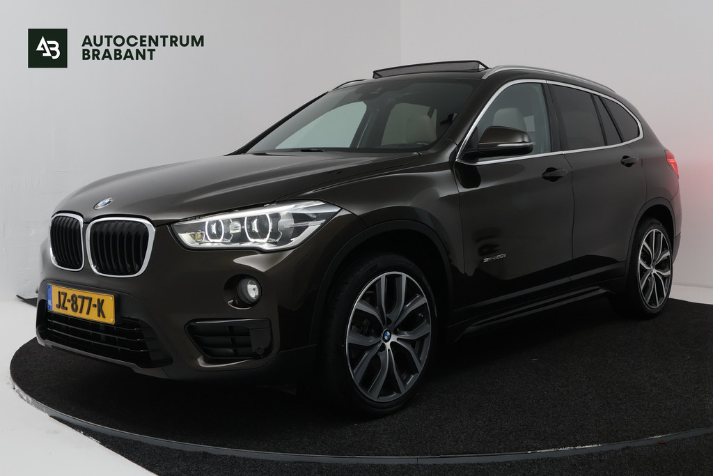 BMW X1 sDrive20i (PANORAMADAK, TREKHAAK, STOELVERWARMING, H/K AUDIO, HUD-DISPLAY) 57372445-0.jpg | Autocentrum Brabant Breda